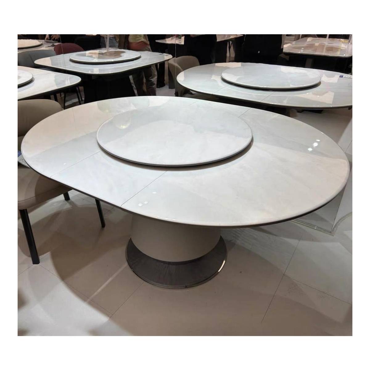 Showroom view of the expandable dining table with chairs