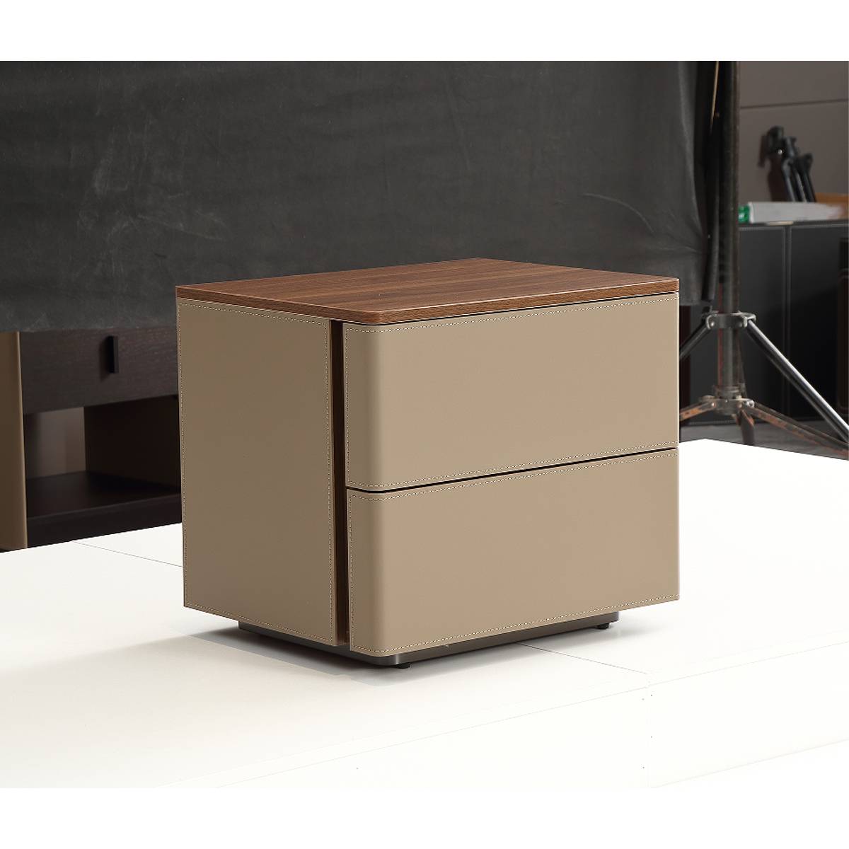 Saddle Leather Bedside Table (B45-F562)