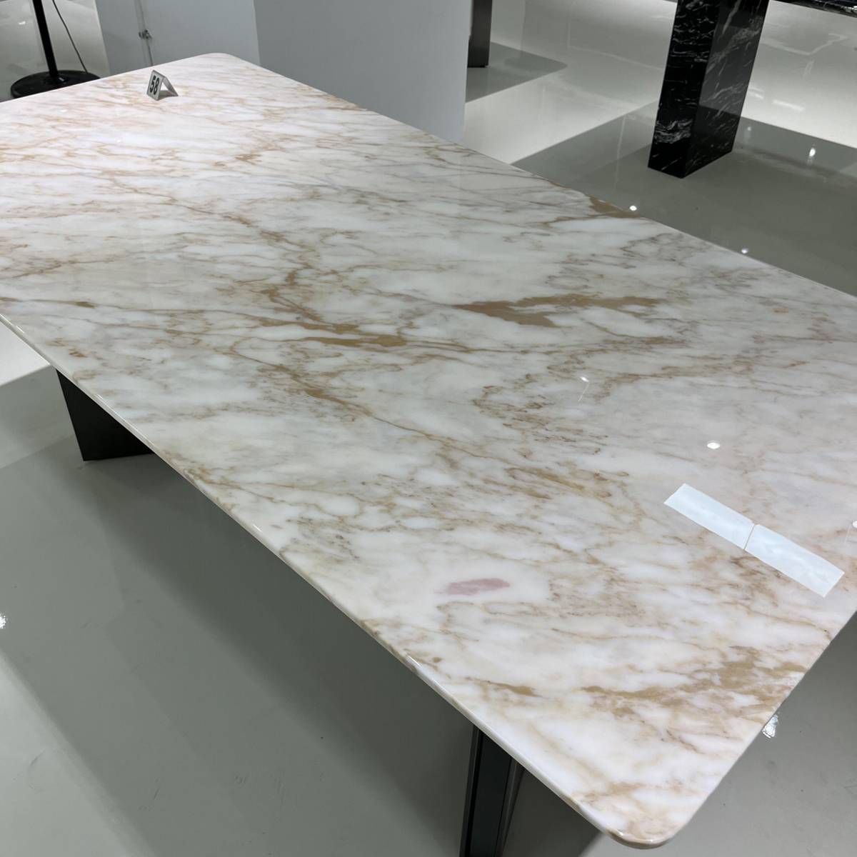 Close-up view of the Fish Belly Gold marble tabletop texture