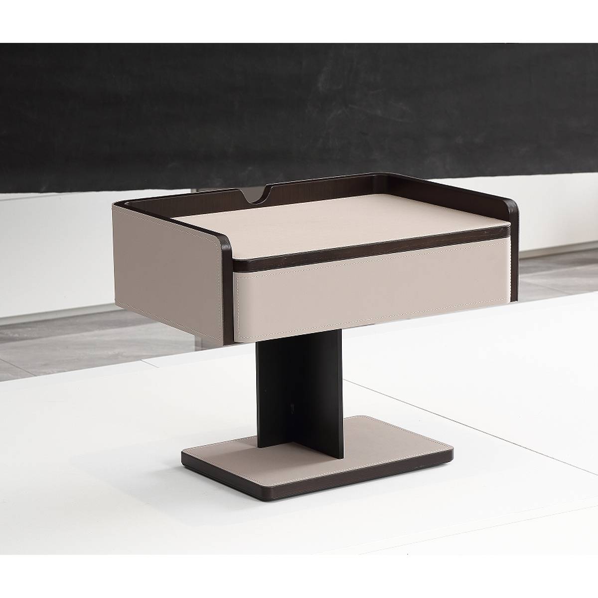 Saddle Leather Bedside Table (B45-F578)