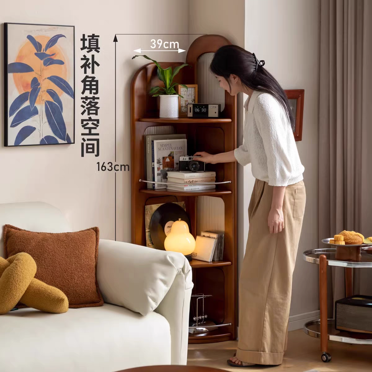 Model standing next to the sideboard showing the full height of 163cm and width of 39cm.