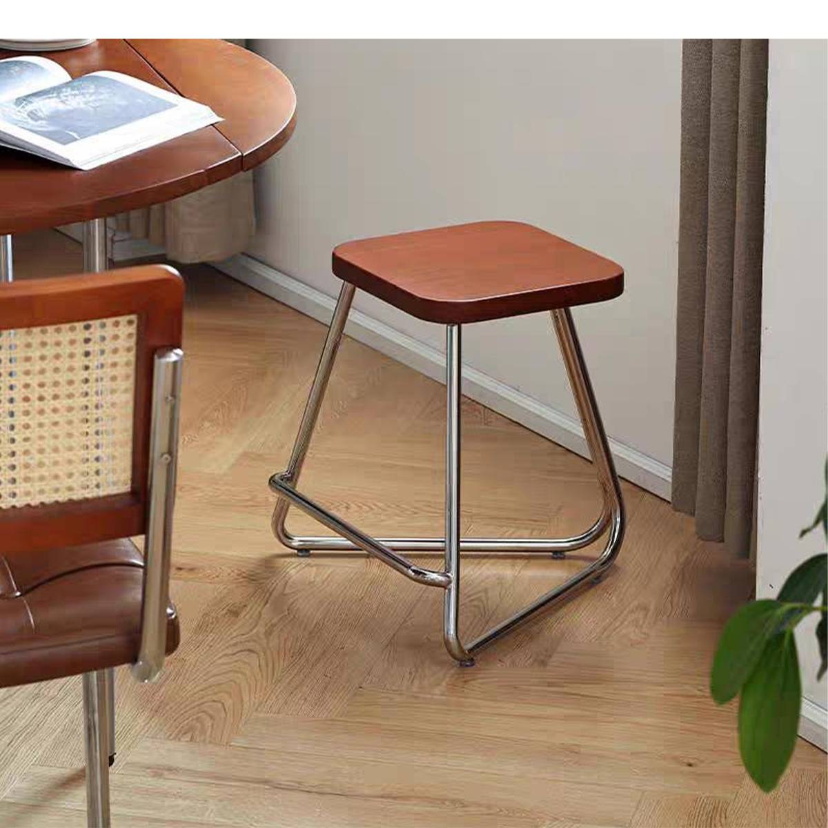 Bauhaus Triangle Stool (B80-Triangle Stool)
