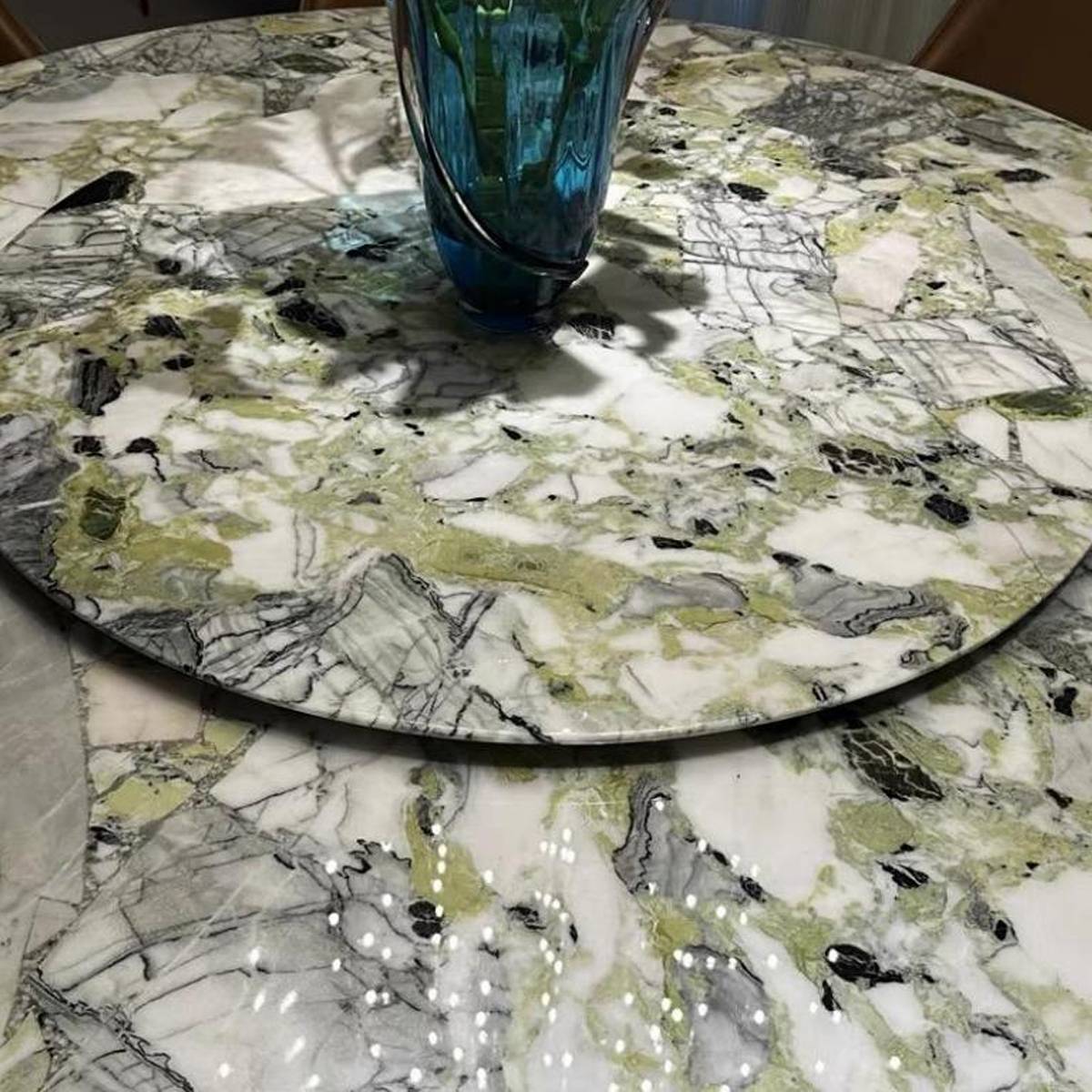 Close-up detail of the Cold Emerald marble texture and the 80cm rotating tray
