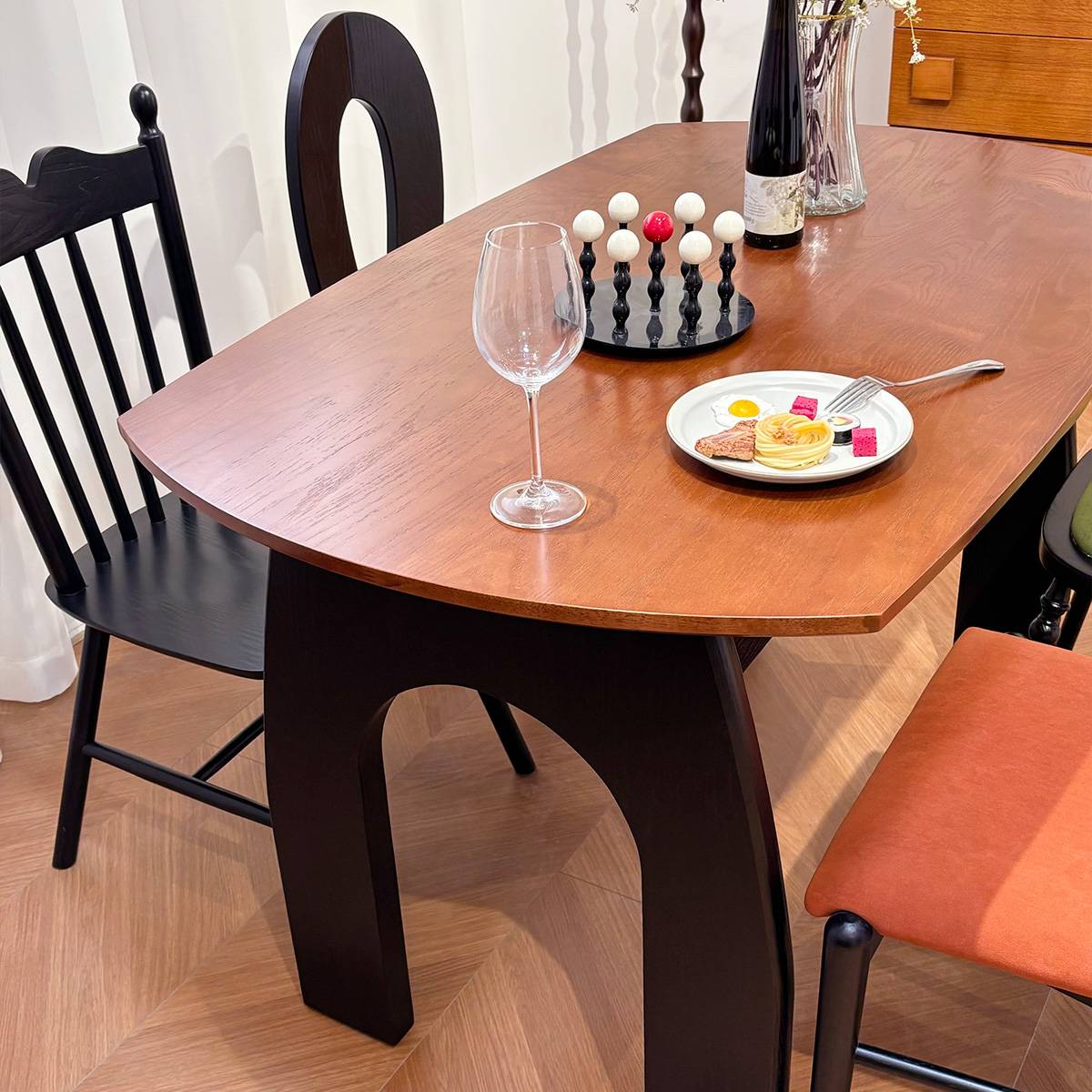 Close up of the table surface and arch leg detail